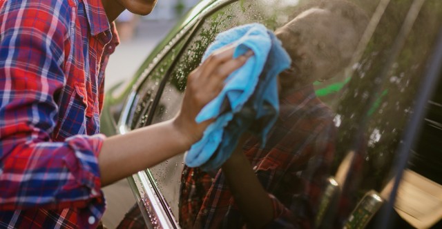 Lavage des vitres des véhicules.